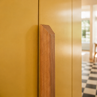 Armoire intégrée moderne rétro personnalisée en laque jaune avec poignées en bois, armoire de chambre à coucher pleine hauteur
