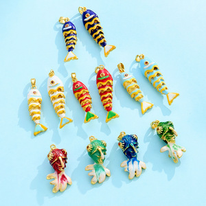 HB0223 colore dorato che conserva portafortuna Koi pesce ciondolo doppia faccia goccia di smalto ciondolo di pesce simpatico pesce marino fai da te - Product Image 3