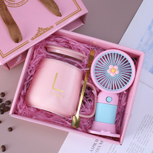 Taza de Cerámica Rosa con Logotipo Personalizado 2026, Set de Regalo con Ventilador Portátil, Letra L Personalizada, Regalo Moderno para el Día de la Madre - Product Image 1