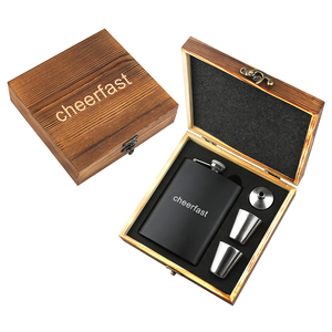Coffrets de flacons à liqueur en bois très demandés – Flacon à liqueur en acier inoxydable avec deux verres à shot et entonnoir pour le whisky, les voyages et le camping - Product Image 1