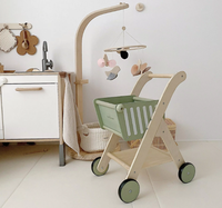Les enfants de caddie vert en bois simulent le chariot d'enfant en bas âge