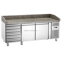Table de préparation de pizzas commerciale à 3 portes en acier inoxydable avec refroidissement par air, plan de travail en marbre et réfrigérateur intégré