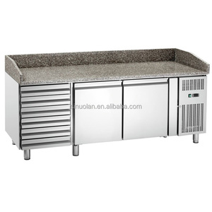 Table de préparation de pizzas commerciale à <span class=keywords><strong>3</strong></span> portes en acier inoxydable avec refroidissement par air, plan de travail en marbre et réfrigérateur intégré - Product Image 2