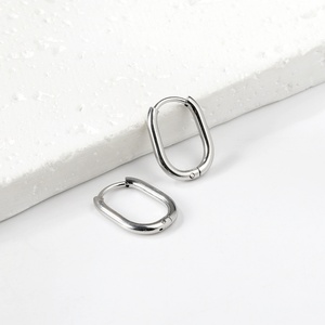 ต่างหูห่วงรูปทรงเรขาคณิตแบบมินิมอล สไตล์คลาสสิกทันสมัย รูปทรงวงรีขนาดใหญ่ วัสดุสแตนเลส สำหรับผู้หญิงและเด็กผู้หญิง - Product Image 4