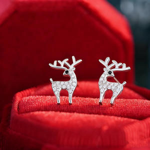 Boucles d'oreilles clous en alliage plaqué or E3469, motif cerf avec micro-incrustation de pierres rondes taille brillant, design animal mignon, bijou unisexe, cadeau - Product Image 5