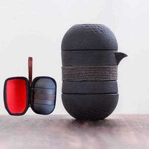 <span class=keywords><strong>Da</strong></span> tè in ceramica Tè Viaggi <span class=keywords><strong>Set</strong></span> Teiera In Ceramica con Infusore e <span class=keywords><strong>2</strong></span> di Ceramica <span class=keywords><strong>Tazze</strong></span> <span class=keywords><strong>Da</strong></span> Tè, portatile con Custodia per il trasporto (Nero) - Product Image 1