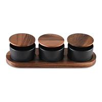 Plateau à condiments rond moderne en bois d'acacia avec 3 bols noirs et sous-verres assortis, écologique pour la cuisine ou la présentation sur table