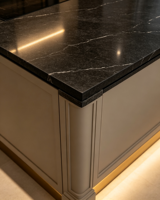 Meubles de cuisine de luxe traditionnels XINGRUO en taupe avec comptoirs en marbre noir, ensembles de meubles de garde-manger Shaker en bois massif sur mesure