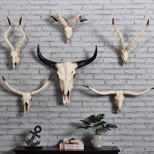 Crâne de taureau ou de chèvre en résine personnalisé à suspendre au mur, décoration moderne rustique pour <span class=keywords><strong>la</strong></span> maison, sculpture de tête d'animal de ferme vintage, cadeau unique - Product Image 1