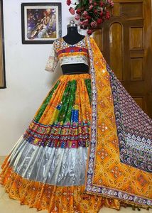 Diseñador Impreso Lehenga Choli en Heavy Butter Silk Lehenga Heavy Butter Silk con impresión digital (4 Mtr Flair) Soft Butter Silk - Product Image 3