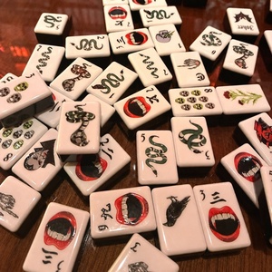 Tuiles de mahjong américaines sur le thème d'Halloween avec un grand motif de bouche rouge, gravure double face et matériau acrylique - Product Image 2