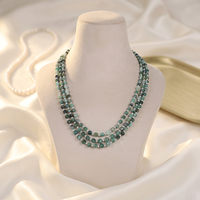 Collier de perles rondes en émeraudes et perles naturelles