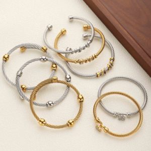 Bracciali e Braccialetti di Gioielleria alla Moda, Collezione Personalizzabile di Bracciali a Polsino e Braccialetti Rigidi con Stili in Tono Oro e Argento - Product Image 1