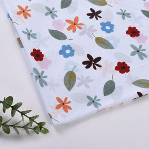 Motif floral et feuilles mortes sur fond blanc, tissu tricoté sur mesure pour vêtements - Product Image 3