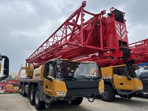 Grue mobile sur camion haute performance STC800C5-8, capacité de levage de 80 tonnes, avec moteur et boîte de vitesses intégrés, pour les infrastructures urbaines - Product Image 1