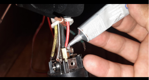 WBG 3 Oz. Graisse pour ampoules diélectriques en tube - Lubrifiant industriel certifié NSF à base d'huile - Product Image 5