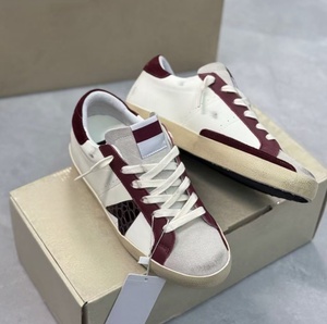 Zapatillas Deportivas Casuales Unisex con Suela Plana y Comodidad, Diseño Vintage Lavado y Desgastado, Parte Superior con Textura de Piel de Cocodrilo, Parche de Estrella, Combinación de Colores Borgoña - Product Image 1