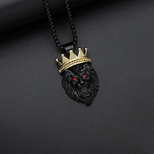 Colgante de Lujo de Alta Gama con Cabeza de León y Corona, en Acero Inoxidable y Varios Colores - Product Image 2