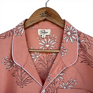 Ensemble pyjama en coton à imprimé floral pour femme, avec chemise boutonnée à manches longues, passepoil contrasté et pantalon à cordon élastique - Product Image 2