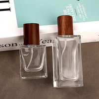 2023 nouveau produit bouteille portable de luxe 30ml atomiseur de parfum bouteille en verre rechargeable avec couvercle en bois