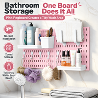 Organisateur mural de salle de bain sans perçage, panneau de rangement en plastique avec crochets et paniers pour articles de toilette et serviettes.