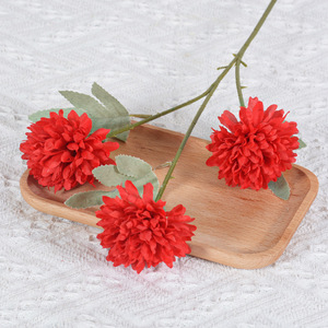 Fleur Artificielle Chrysanthème à Trois Têtes Rouge en Soie, Décoration Florale Réaliste pour Mariage et Maison - Product Image 1