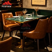 Ensemble de salle à manger commercial de luxe moderne de style américain vintage en cuir PU marron capitonné avec cadre en bois et métal, table longue et 4 chaises