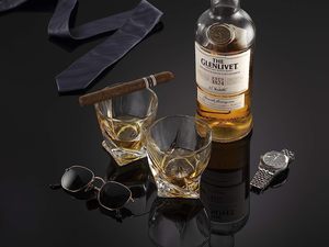Handgemaakte eikenhouten whiskystenen cadeauset voor bier in een whisky halfvat cadeaudoos - Product Image 4