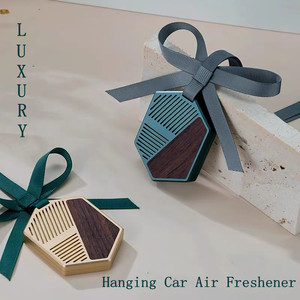Ambientador de Coche Colgante de Aleación de Aluminio Hexagonal Premium, Logotipo Personalizado Disponible, Regalo de Lujo - Product Image 1