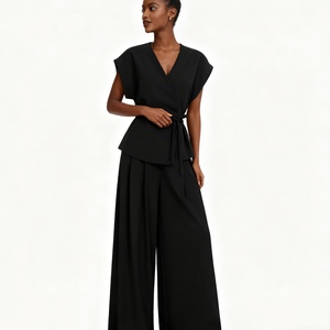 ชุดเซ็ต 2 ชิ้น เสื้อกั๊กแขนกุดติดกระดุมสองแถวและกางเกงพลีทสไตล์ลำลองสำหรับผู้หญิง ดีไซน์หรูหราทันสมัย - Product Image 4