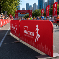 Copertura per Barriere per Eventi Sportivi, Stampa Personalizzata, Striscione per Recinzioni per il Controllo della Folla, Vendita Diretta dalla Fabbrica, OEM, Ingrosso, Resistente ai Raggi UV, USA, Regno Unito, Canada