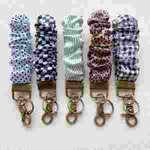 Venta al por mayor de scrunchies elásticos de panda tejidos personalizados y llaveros de pulsera de acero inoxidable ecológico para mujeres y niñas - Product Image 1