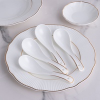 Service de vaisselle blanc Ensembles d'assiettes en porcelaine Vaisselle de luxe Assiettes à soupe en céramique blanche garnie d'or Vaisselle en céramique Star Hotel