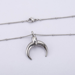 Collar con colgante de luna de acero inoxidable, joyería de moda unisex, diseño simple y único para uso diario - Product Image 1