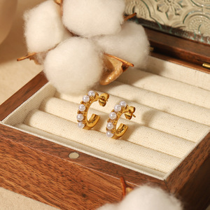 Pendientes de perlas Li Quan con forma de C, de acero inoxidable, para mujer, joyería de moda. - Product Image 1