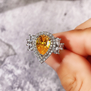 Bague de fiançailles en zircone cubique en forme de poire pour femme, bande luxueuse entièrement pavée de pierres précieuses jaunes simulées avec un style élégant - Product Image 4