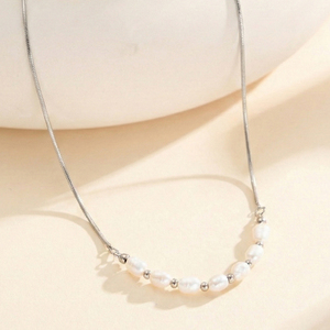 Collar VEWANT Minimalista con Perlas Barrocas de 7-8mm, Curva de Sonrisa, Acero Inoxidable, Chapado en Oro de 18K, Regalo para Mamá, Esposa y Mejor Amiga - Product Image 3