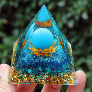 Pyramide en résine époxy avec cristal, ornement de bureau, verre œil-de-chat bleu, décoration d'intérieur, cadeau de collection - Product Image 4