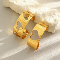 Bracelet manchette large en acier inoxydable plaqué or 18 carats, motif cœur martelé, ouvert, minimaliste et élégant pour femme