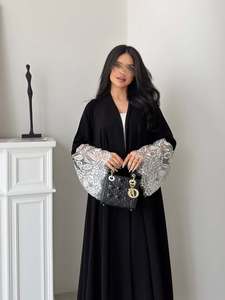 Elegante Conjunto de Abaya Musulmana, Vestido Negro con Ribete de Encaje Blanco y Pañuelo a Juego, Ideal para los Mercados Europeo, Americano y de Oriente Medio - Product Image 1