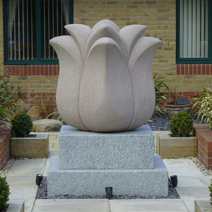 Sculpture de tulipe en pierre, fontaine de jardin extérieure, design contemporain, décoration de cour durable - Product Image 1