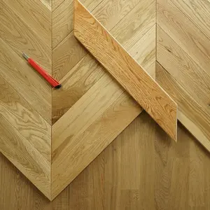 Parket de piso de madera Cepillo de alambre de interior moderno y tratamiento químico Suelo de espina de pescado de madera Roble Madera Roble natural europeo Sólido