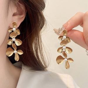 ต่างหูระย้าทรงดอกไม้ประดับเพชรชุบทองอัลลอยด์สไตล์ยุโรปอเมริกันยุคกลาง ดีไซน์หรูหราแบบเรโทร - Product Image 1