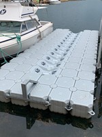 Produit phare : Ponton flottant en HDPE pour quai de jet ski et bateaux, avec côtés surélevés et 3 roulettes