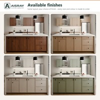 Meuble de cuisine sur mesure avec îlot, portes en bois massif style Shaker et rangement coulissant, structure en MDF