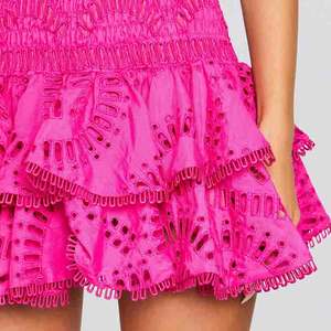 Nouvelle Robe Mini Plissée Brodé Sans Bretelles Tendance du Créateur, Robe en Coton Brodé Personnalisée - Product Image 4