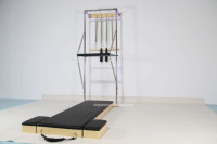 Torre de Pilates con plataforma, colchoneta, Moon Boxes, unidad independiente y mesa de trapezio