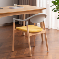 Vente en gros en usine de chaises de salle à manger en bois avec cadre en PP siège souple bras et jambe de plage fauteuil pour salon et salle d'étude