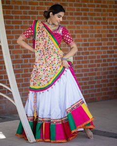Tenue indienne traditionnelle <span class=keywords><strong>Lehenga</strong></span> choli de <span class=keywords><strong>style</strong></span> lourd exclusif Dernier nouveau créateur <span class=keywords><strong>Lehenga</strong></span> pour les femmes Porter des vêtements de mariage ou de fête - Product Image 5