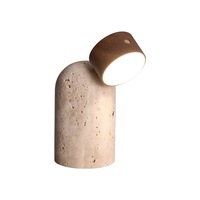 Lampe de table moderne de luxe en travertin, base en pierre, tête en bois, minimaliste et organique, pour projet hôtelier, chambre à coucher, villa, décoration